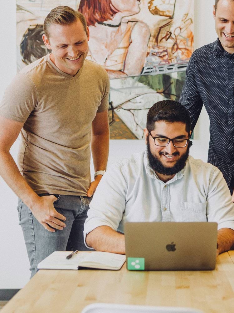 men's gray crew-neck t-shirt