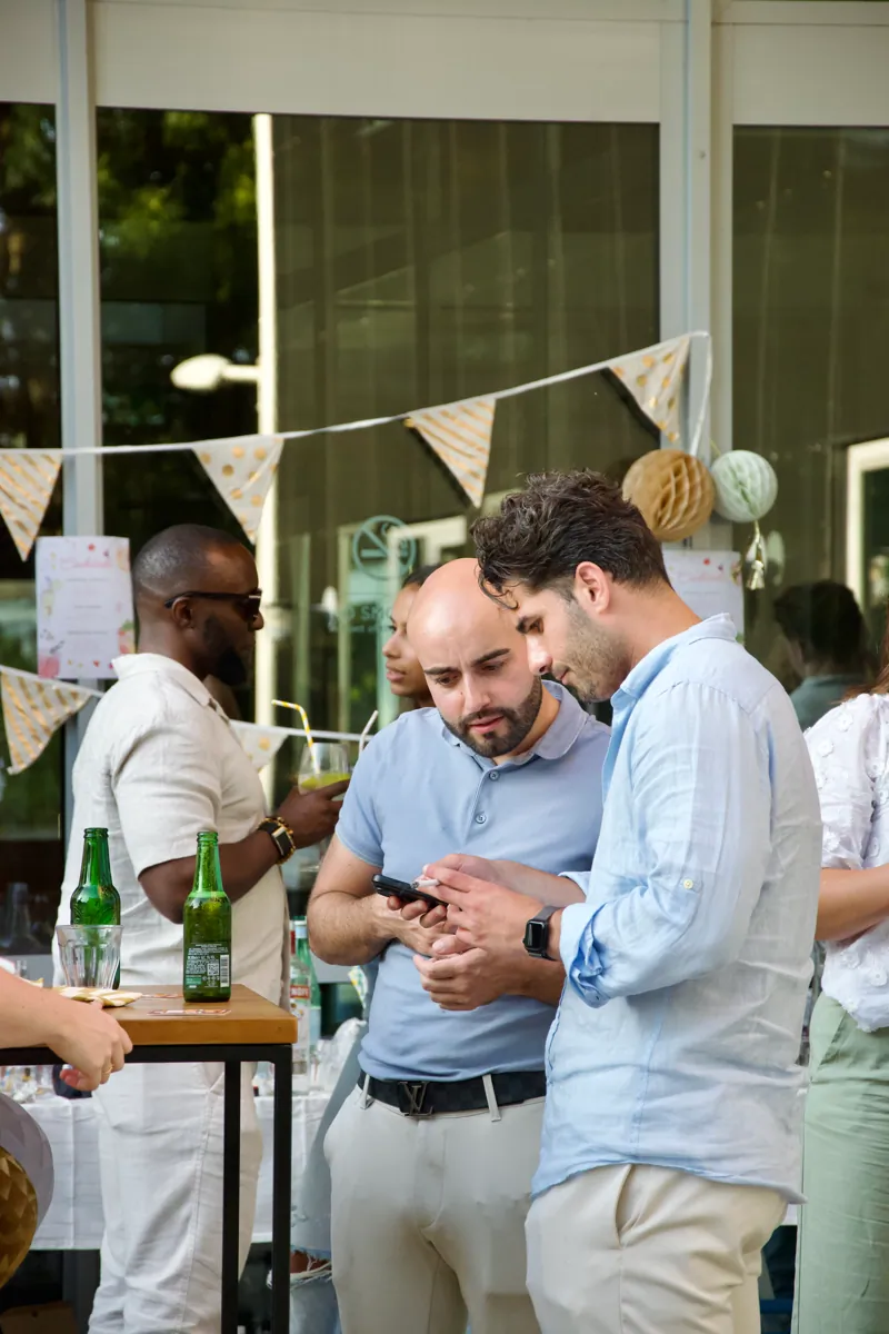 Een eerlijk, ongeposeerd portret van een collega die gewoon zichzelf is in de werkomgeving.