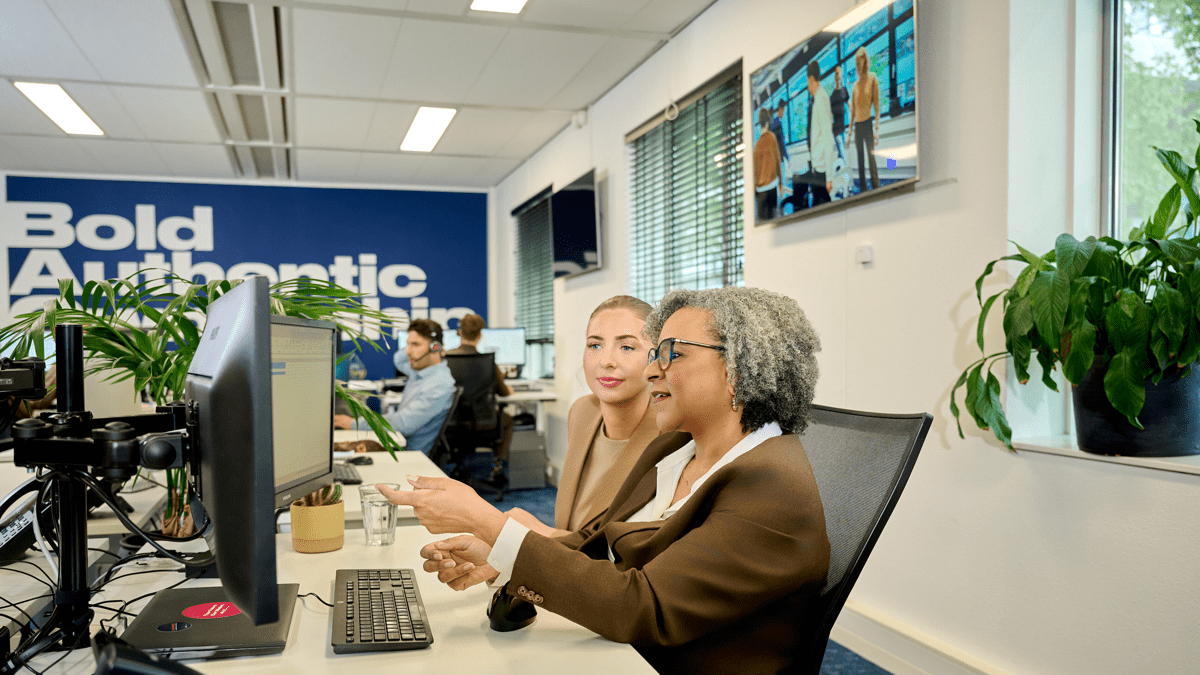 Samenwerking op het werving en selectie kantoor van Morgan Recruitment Group in Amsterdam, met consultants die kandidaten matchen.