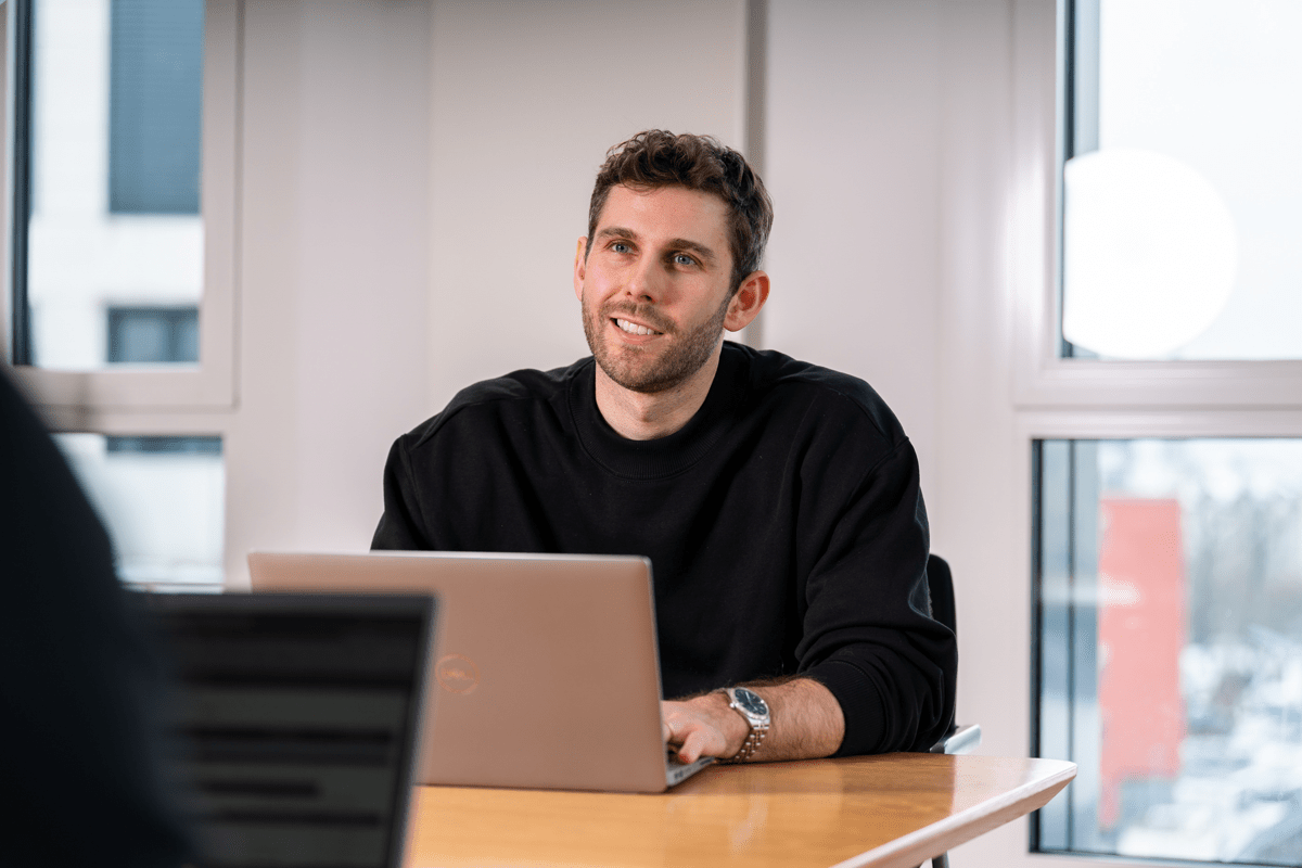 Mann mit Laptop im Meeting
