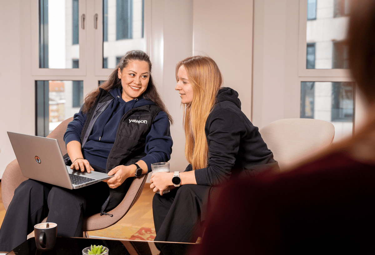 Frauen arbeiten am Laptop