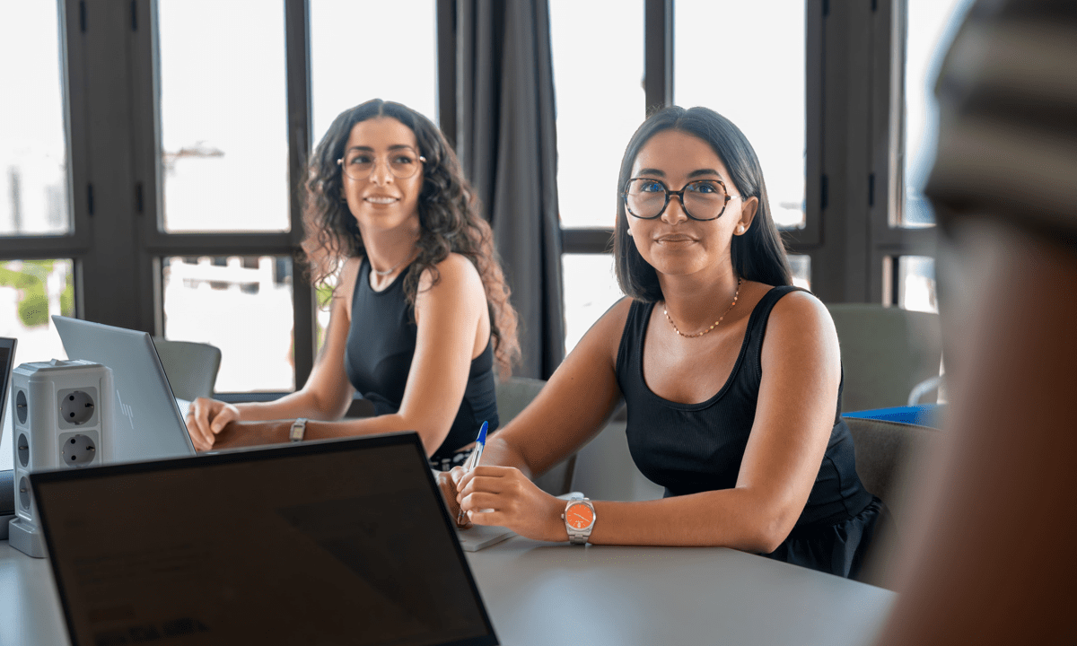 Deux collaboratrices au bureau BDO de Marseille