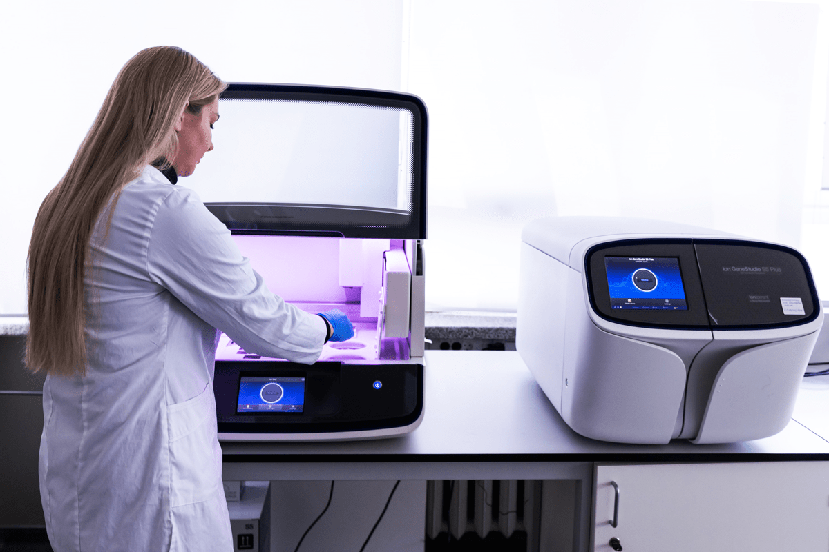 Moteris laboratorijoje atlieka tyrimus