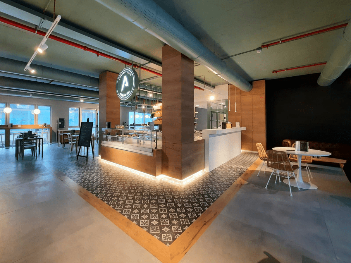 L'immagine ritrae l'interno della sede Var Group di Milano con il bar e l'area comune