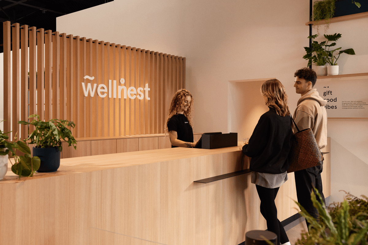 Szene aus dem Filialalltag bei wellnest – freundlicher Kundenkontakt