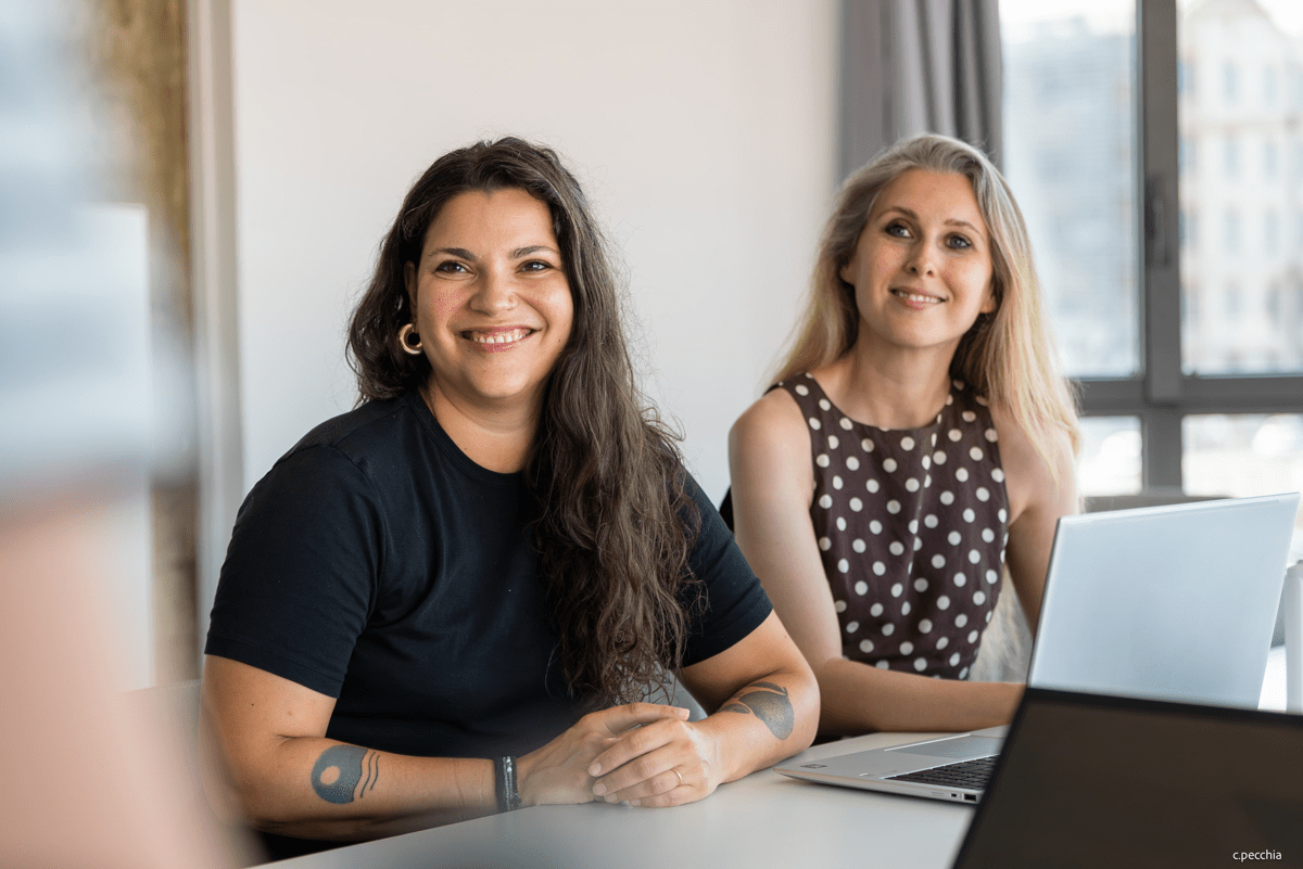 Deux collaboratrices en réunion