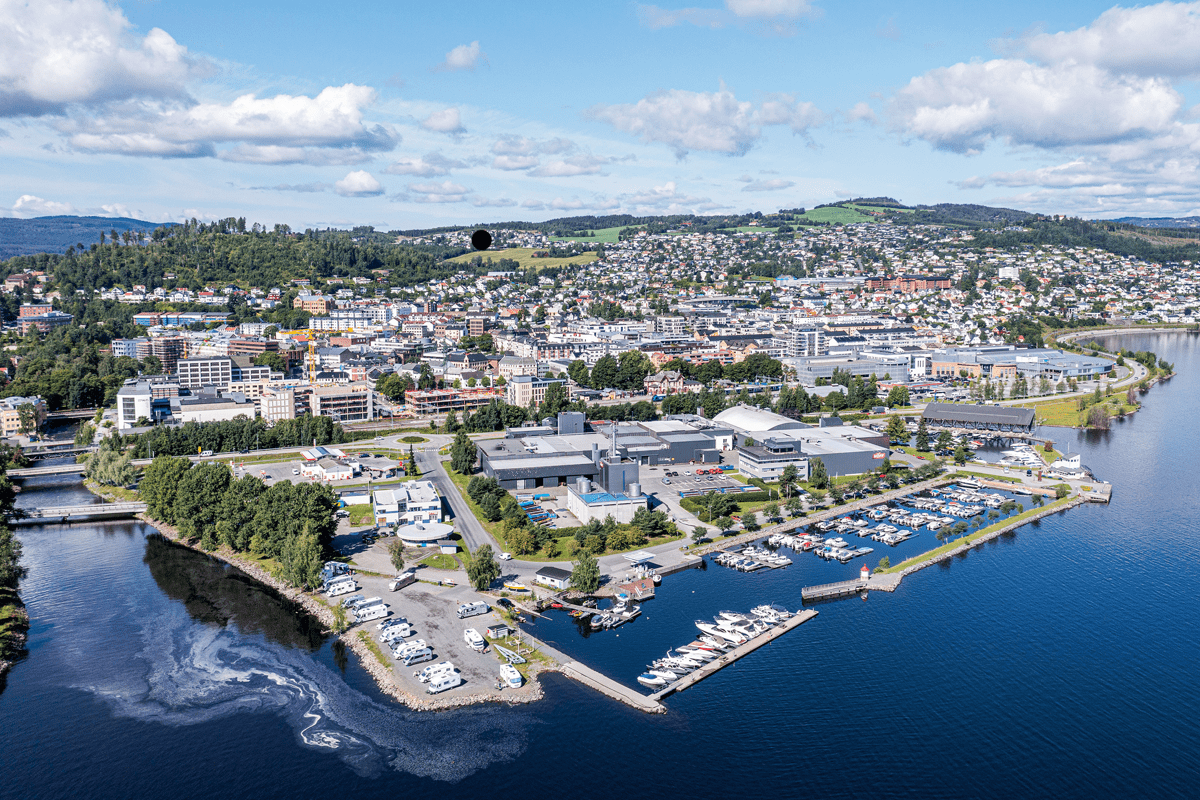 Dronebilde av båthavna_HOFF og byen_OBS_krediteres_Gjøvik_Kommune_ved ekstern bruk_2500BP.jpg