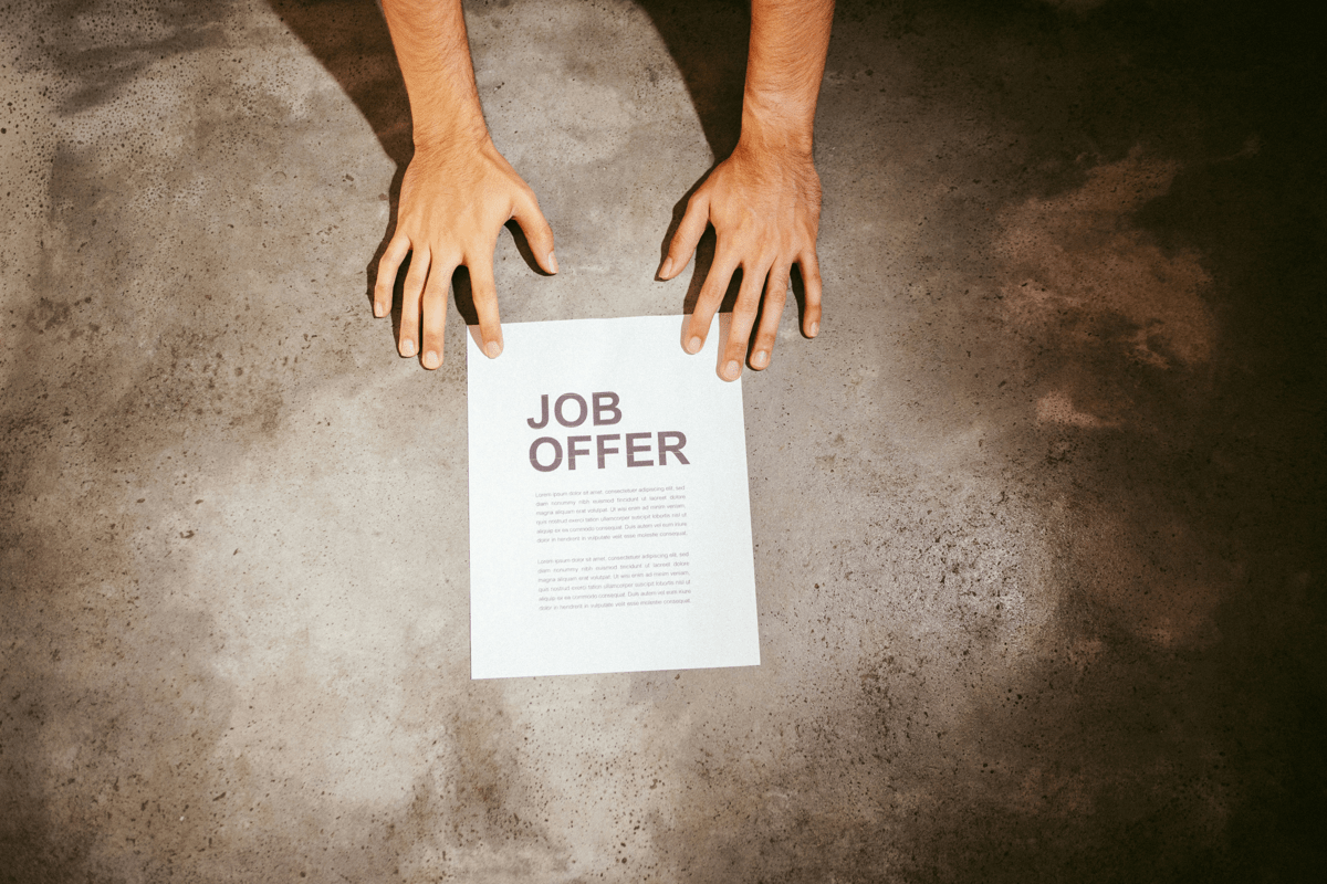 Sollicitant en werkgever in gesprek over arbeidsvoorwaarden