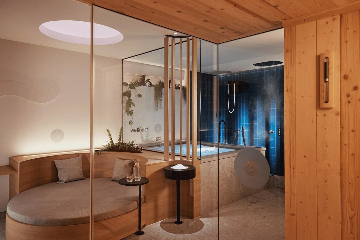 Innenansicht einer wellnest-Filiale mit Whirlpool und Ruhebereich