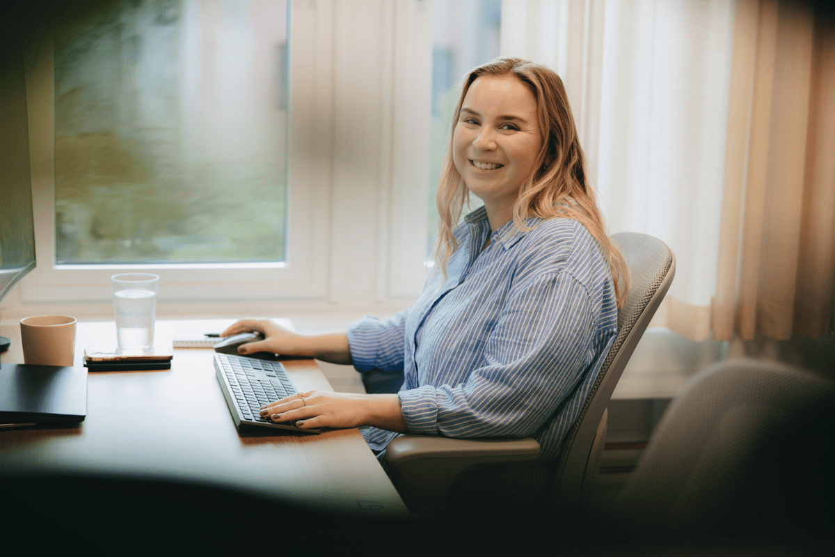 Hemsömedarbetare på kontor 