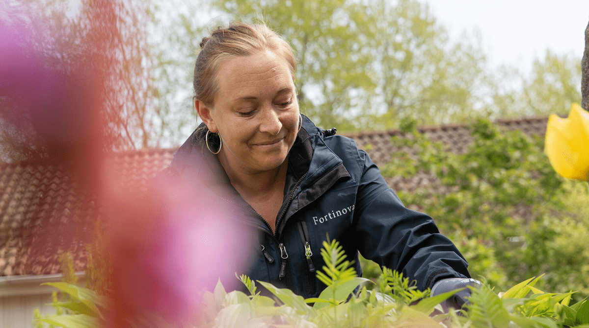 stina bland blommor.jpg