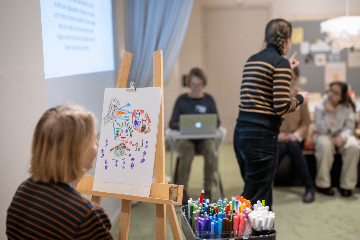 illustratören jobbar