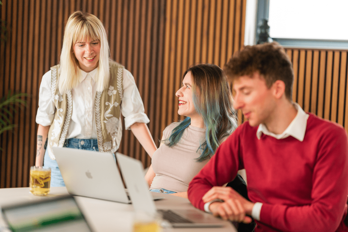 Deutsches Online-Marketing-Team analysiert Kampagnen für unsere deutschen Kunden.