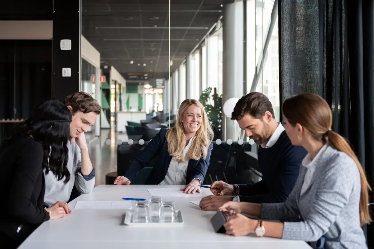 personer-diskuterer-mote (1).webp