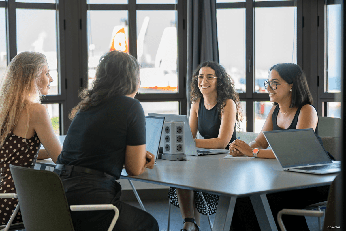 collaborateurs en réunion