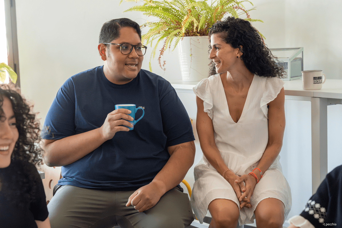 Deux collaborateurs en pause