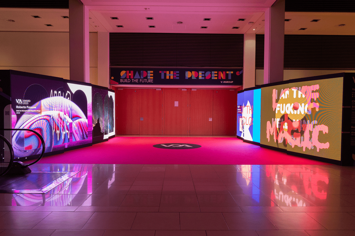 L'immagine rappresenta il tunne di ingresso dell'evento Shape the present Var Group del 2023 realizzato con ledwall nella quale sono proiettate delle opere d'arte digitale