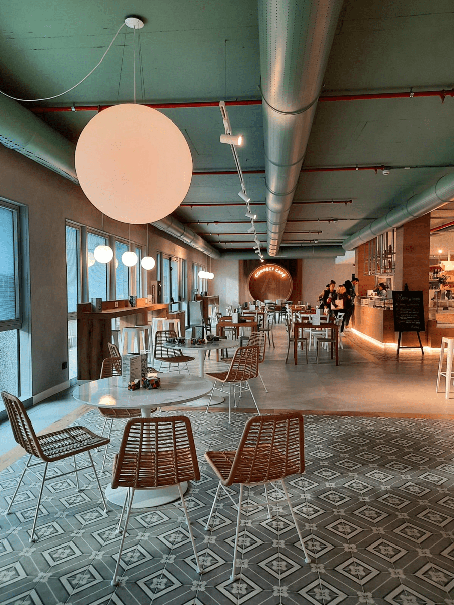 L'immagine ritrae l'interno della sede Var Group di Milano con il bar e l'area comune