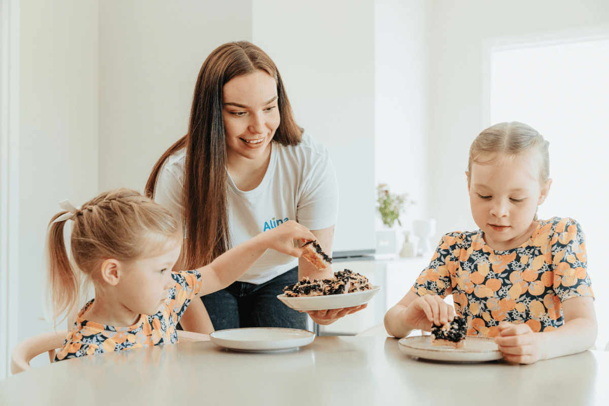 Kotipalvelutyöntekijä tarjoaa välipalaa lapsille