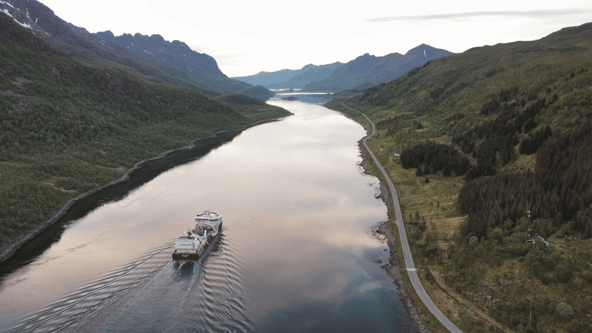 Brønnbåt i fjord.jpg