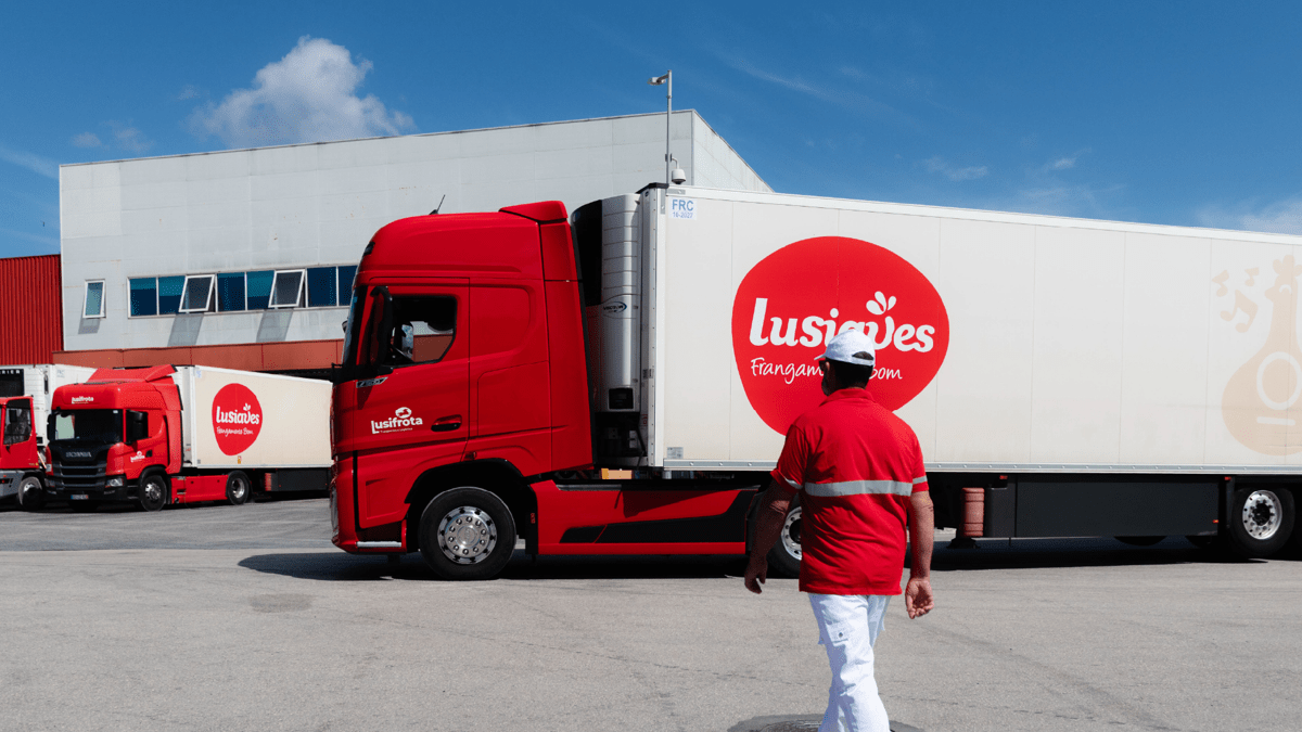 Colaborador e camiões Lusifrota
