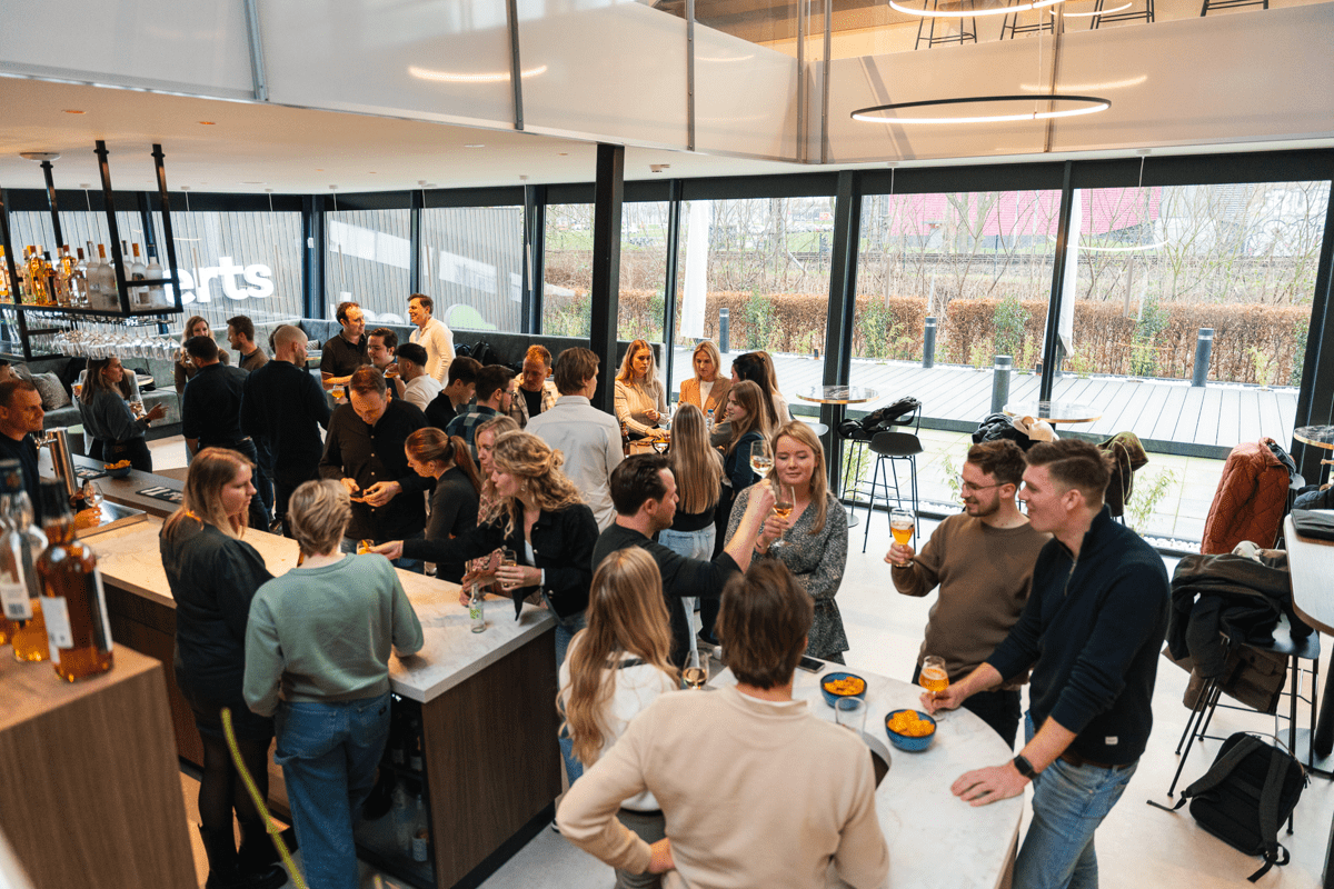 Jeden Freitag organisiert unser Customer Success Team ein gemütliches Feierabendbier bei Booking Experts.