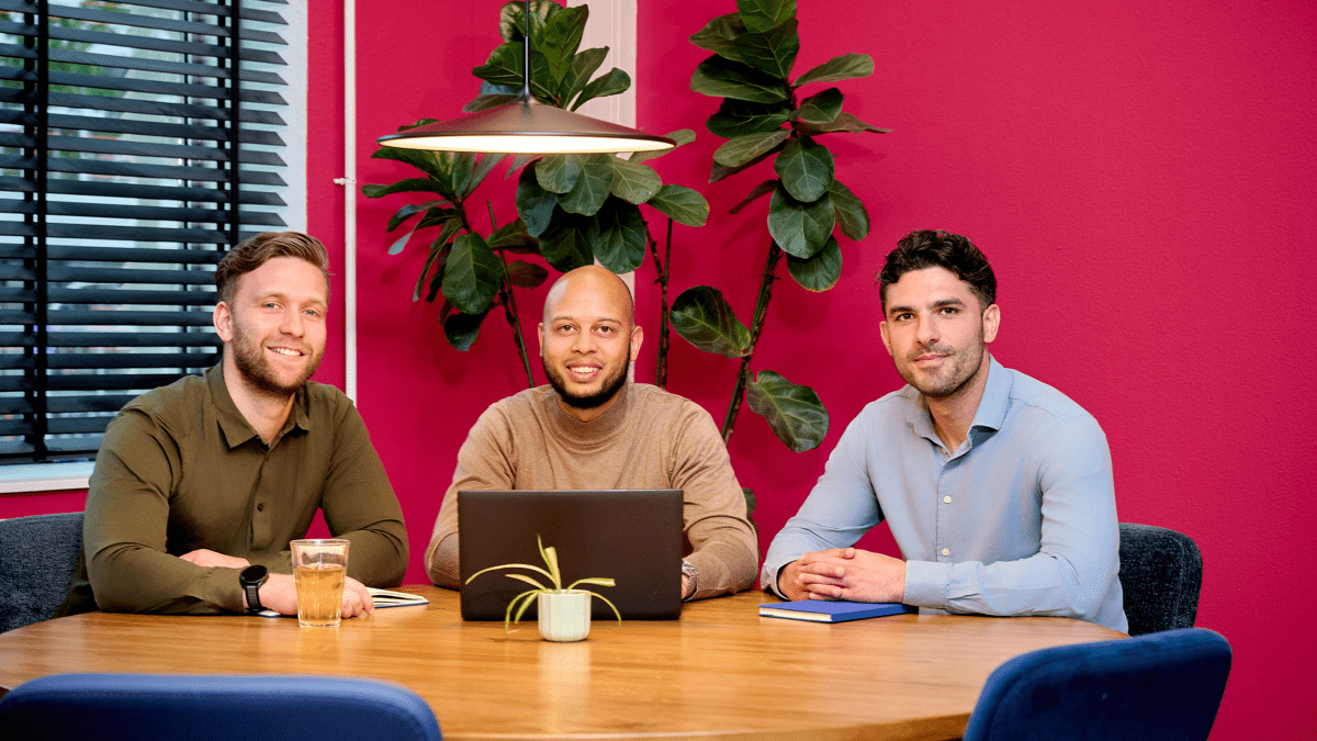 Teamoverleg bij recruitmentbureau Morgan Recruitment Group: drie consultants werken samen aan een laptop in een modern kantoor.