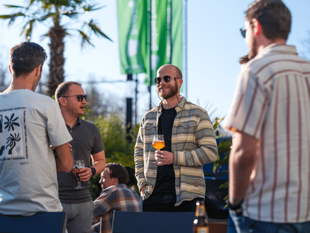 Regelmatige teamuitjes en successen vieren we bij Booking Experts met een borrel.