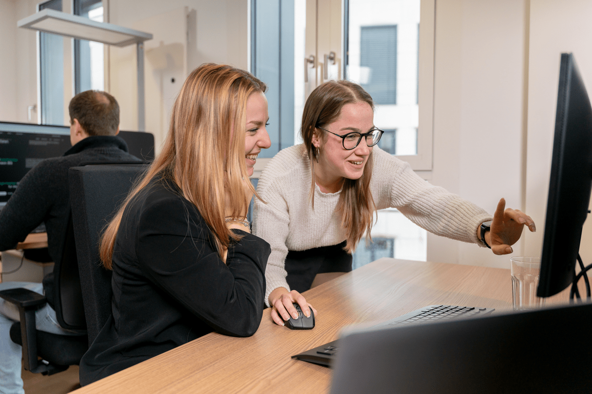 Frauen arbeiten am Schreibtisch