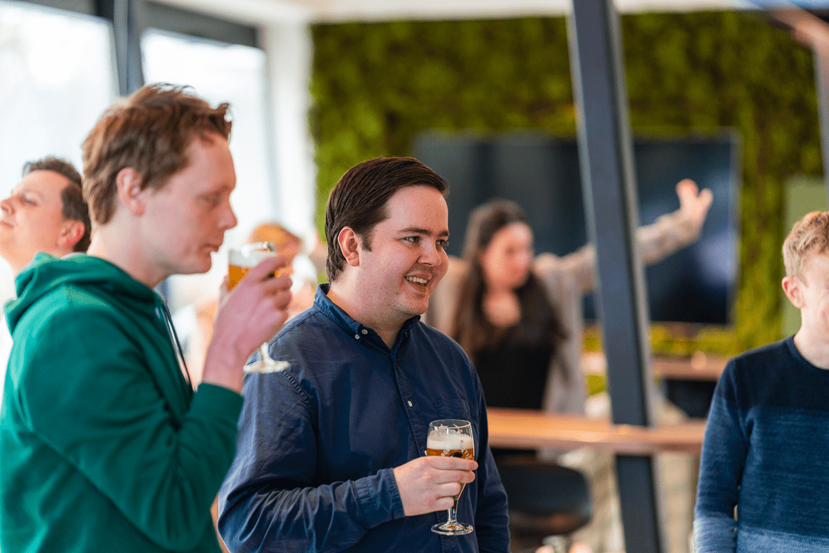 Software Engineers Kieran en Jurre luidden het weekend in met de vrijdagmiddagborrel bij Booking Experts