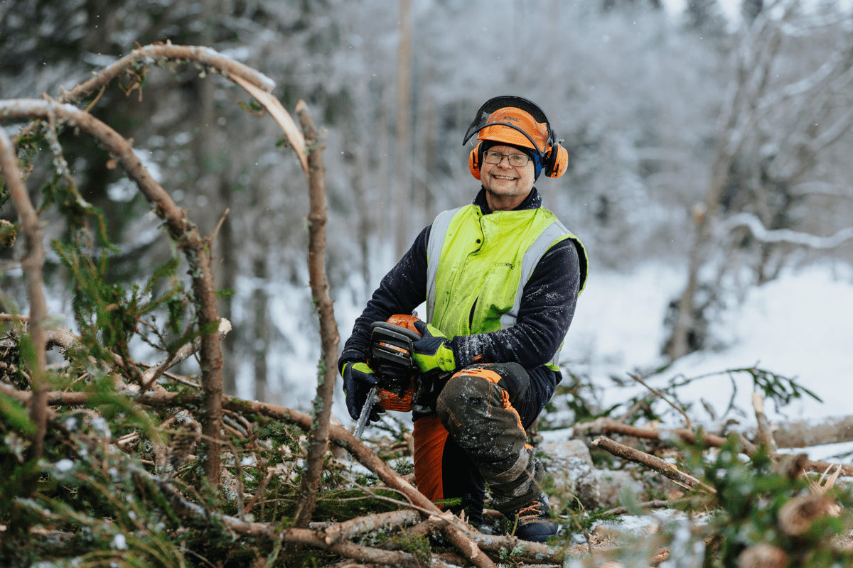 Tekniker i fält under röjningsarbete