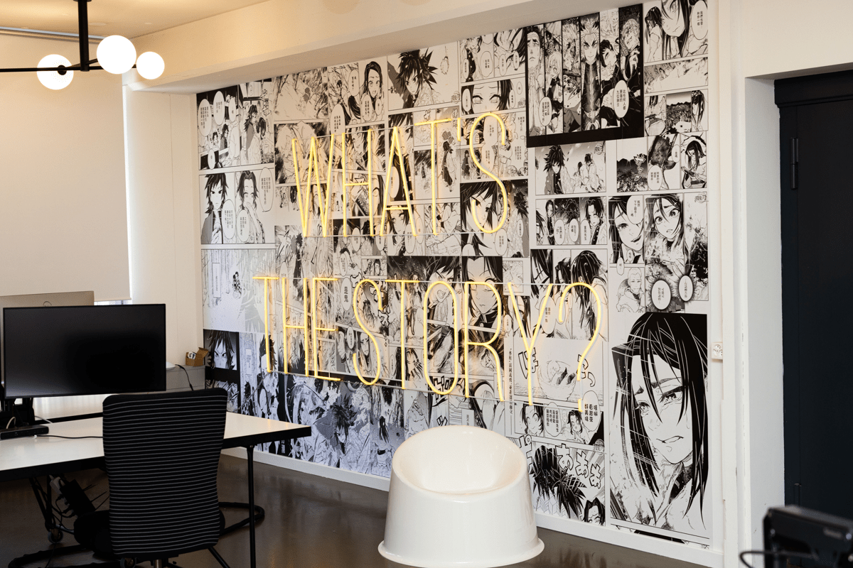 Eine Werbeagentur von innen, Wand mit Neon-Schriftzug «What’s the Story?»