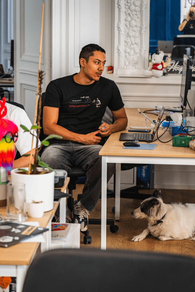 Un collègue à son bureau, un chien couché à ses pieds