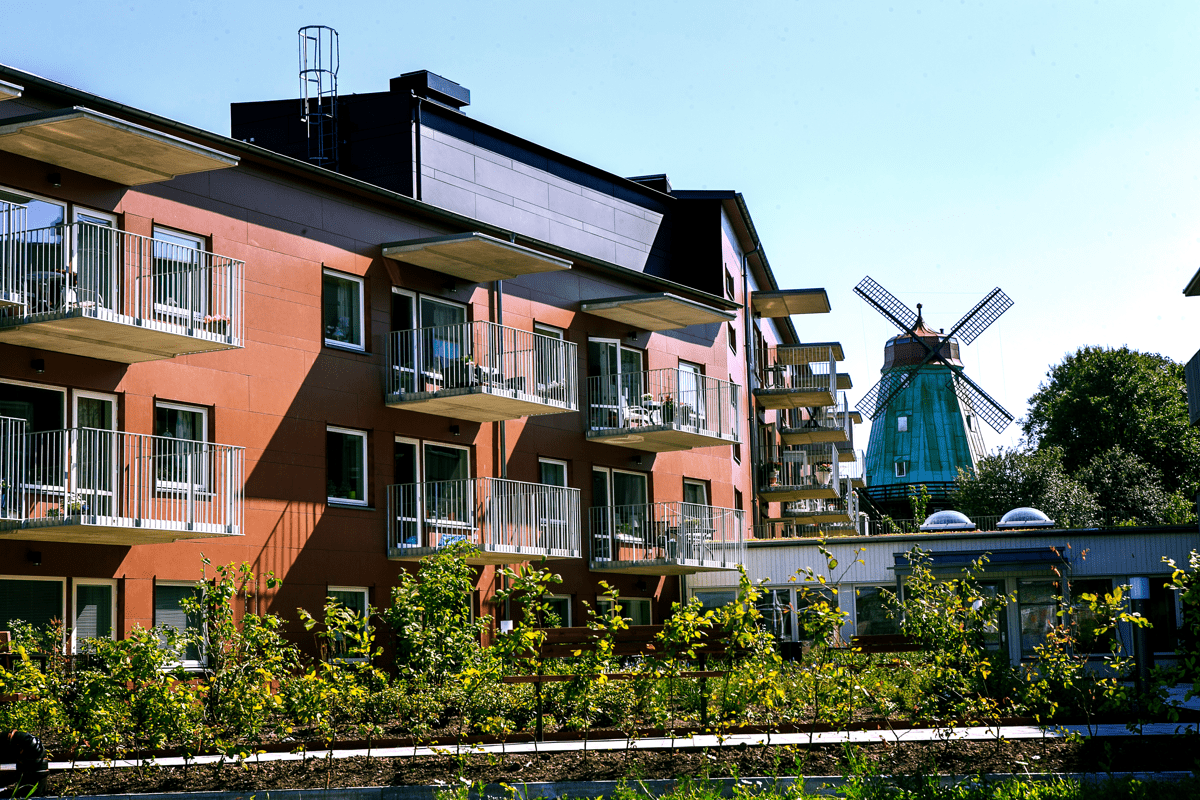 Balkonger och kvarnen i bakgrunden, kvarnkullen.jpg