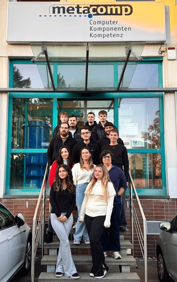 viele Menschen stehen für ein gruppenfoto auf einer Treppe