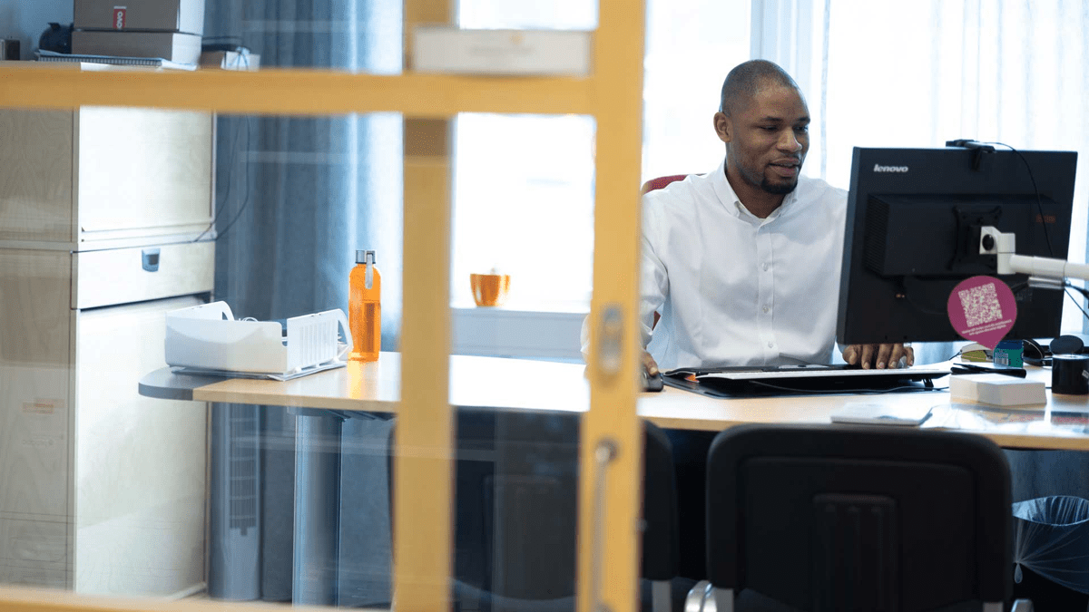 En man jobbar vid sin dator