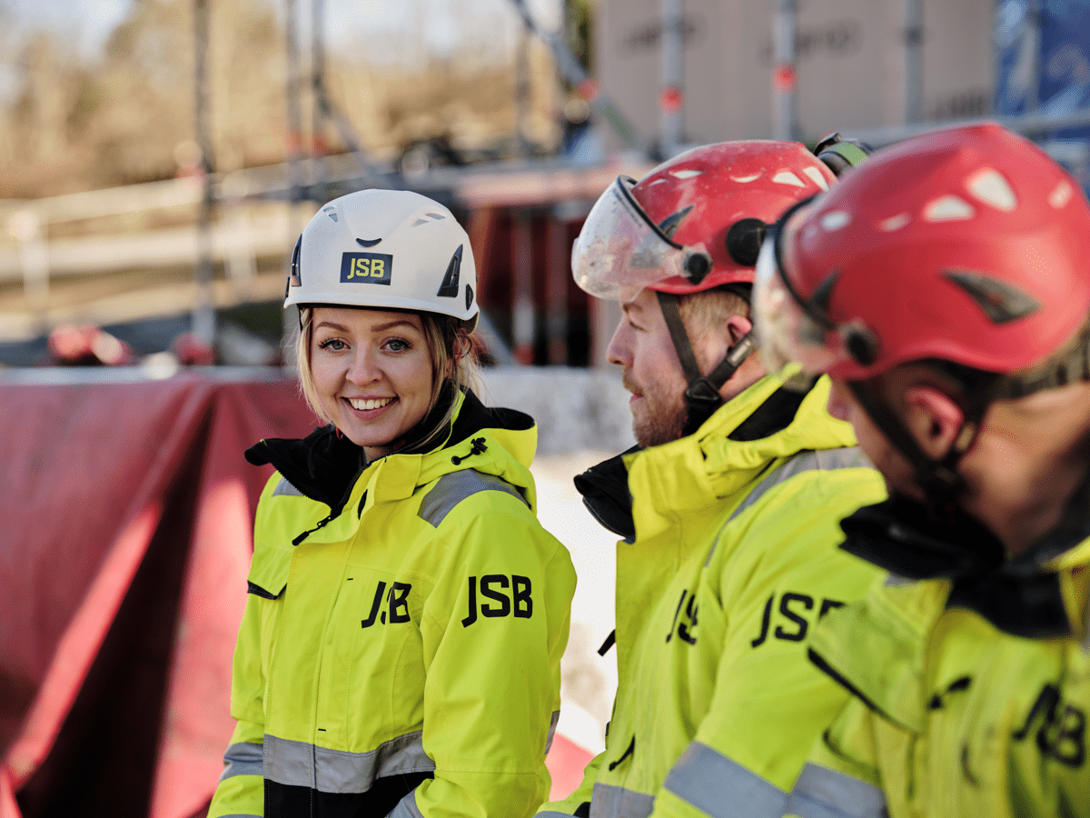 Glad byggtjej