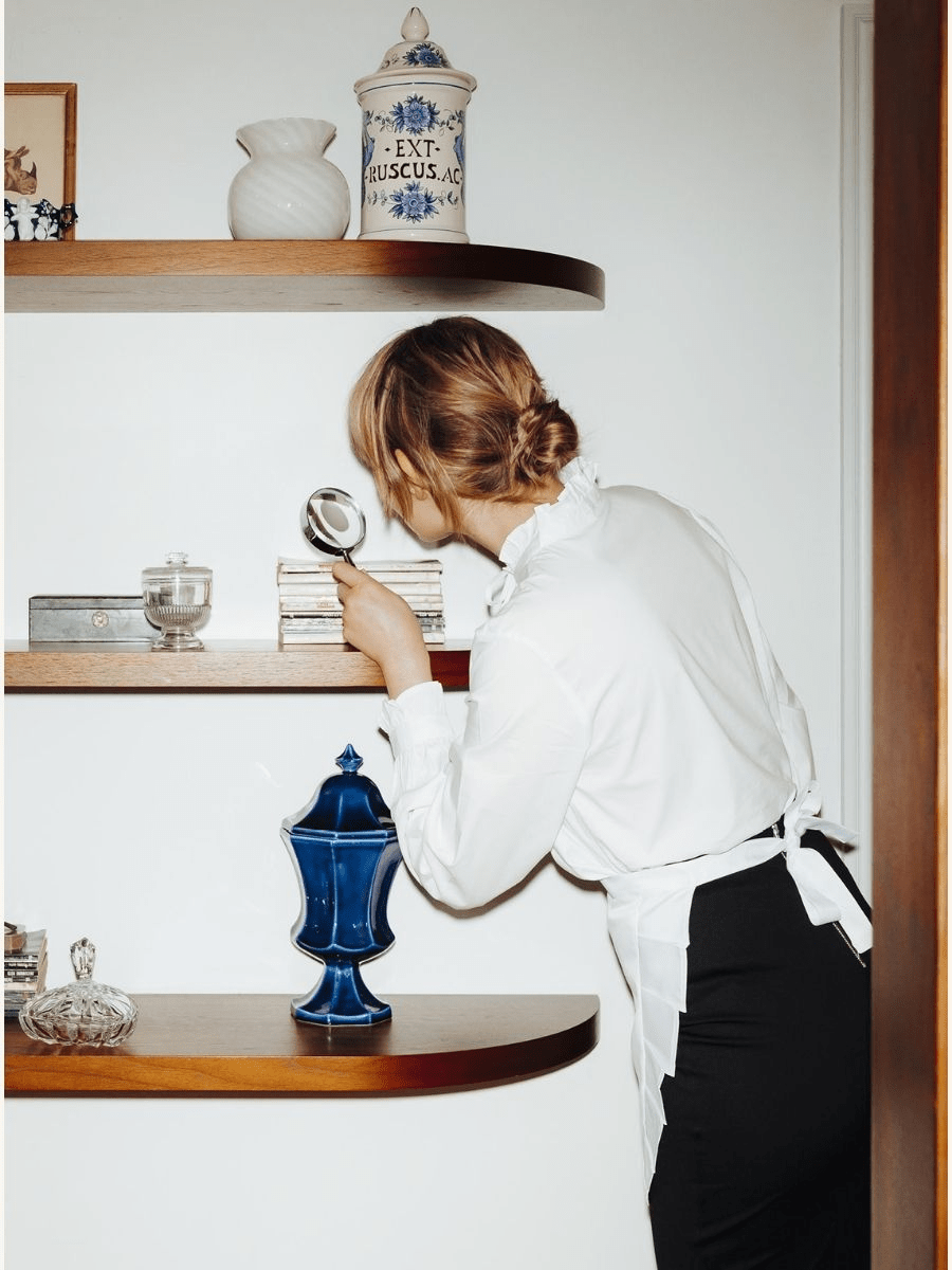 Femme avec une loupe dans un établissement du groupe employeur