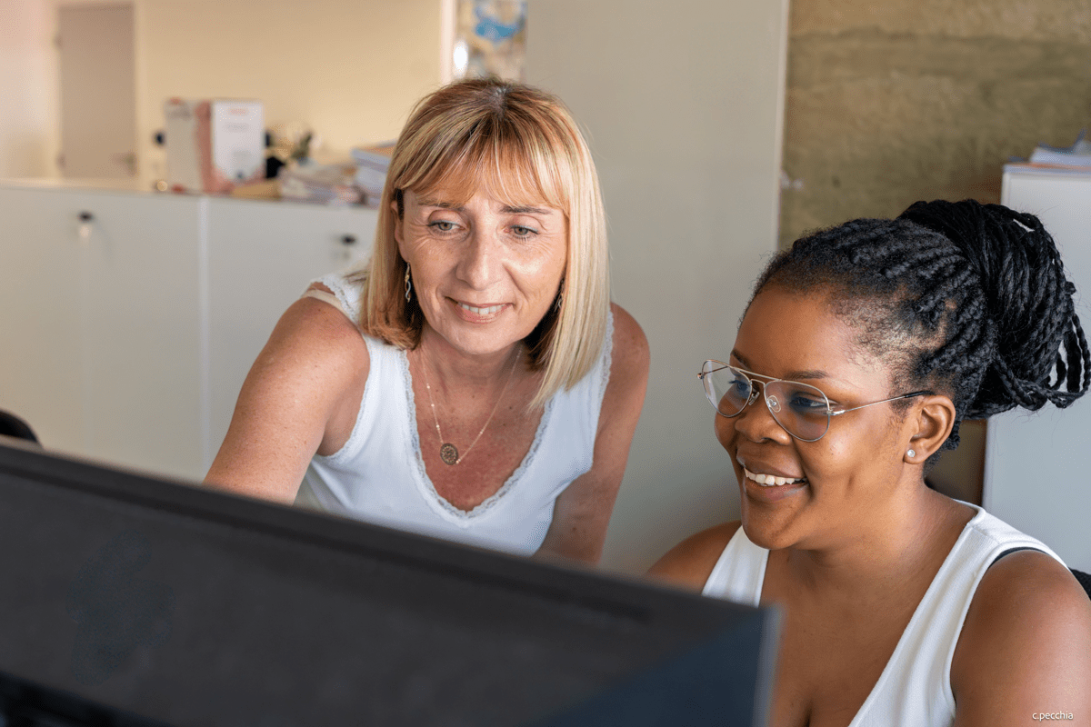 Deux collaboratrices qui échangent