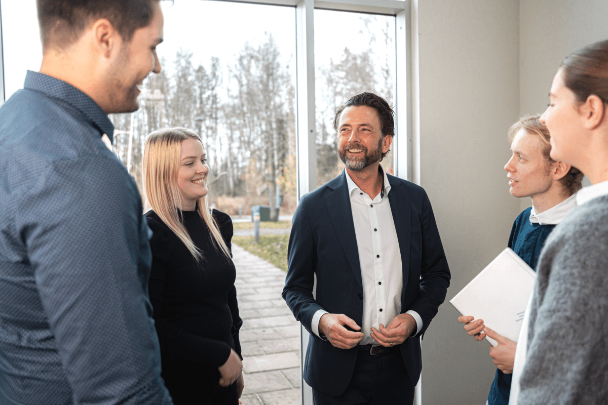 Konsulentteamet hos Excito i engajsert og smilende diskusjon