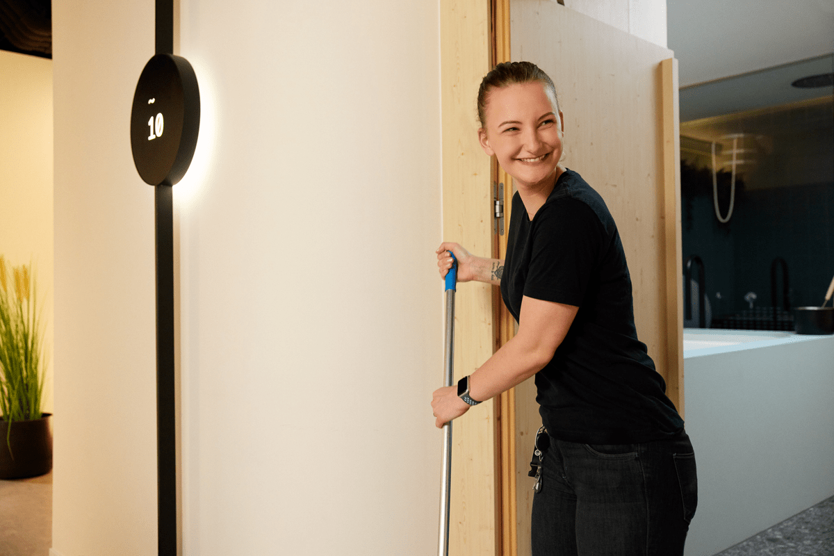 Szene aus dem Filialalltag bei wellnest