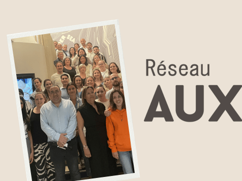 Photo de groupe des équipes du Réseau AUXI'life réunies dans un escalier