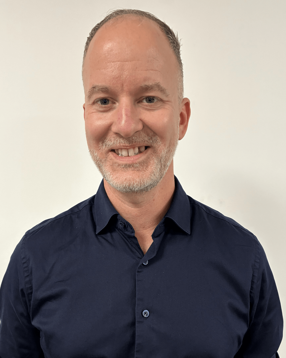 Leo E. porträtt leende 4.jpg