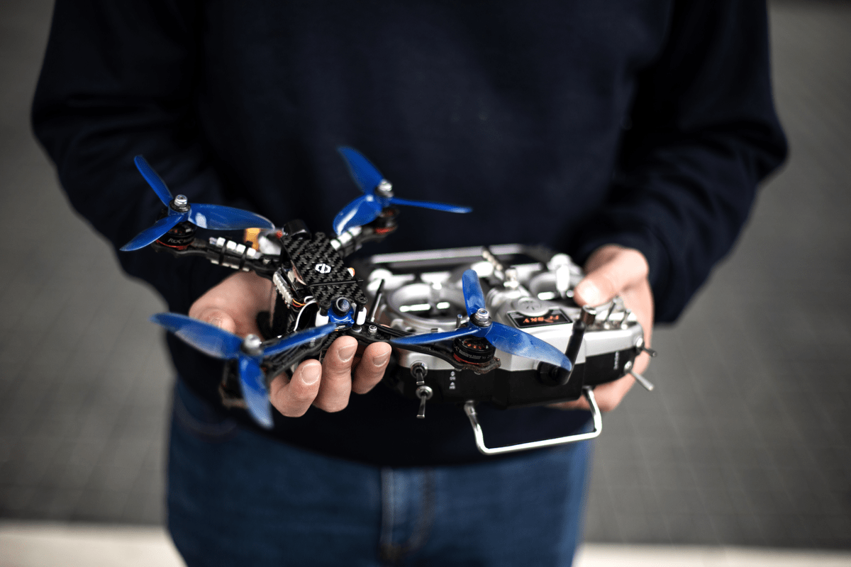 Žmogus laiko droną