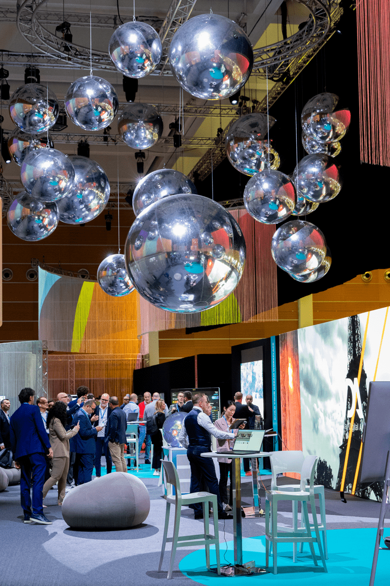 L'immagine ritrae l'interno dell'Experience Valley un'area espositiva dell'evento Var Group Hello Dreamers del 2024