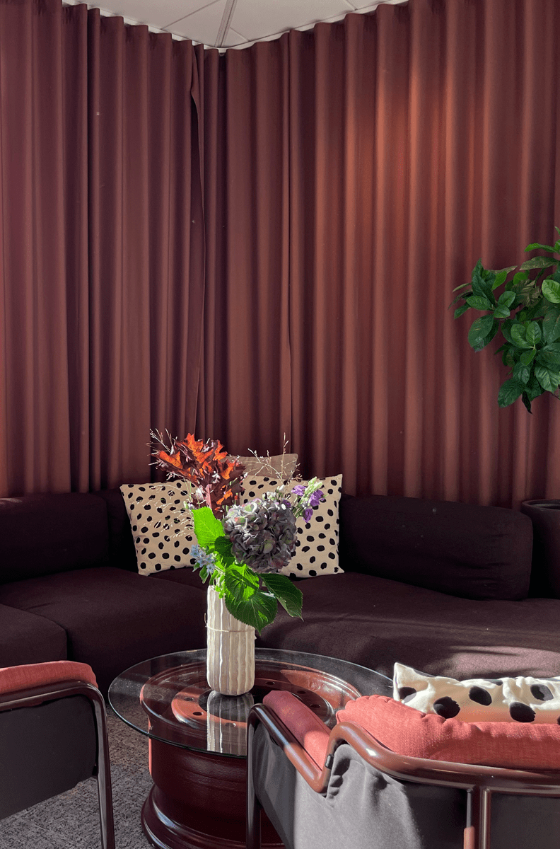 Soffa, soffbord och blomma i en vas