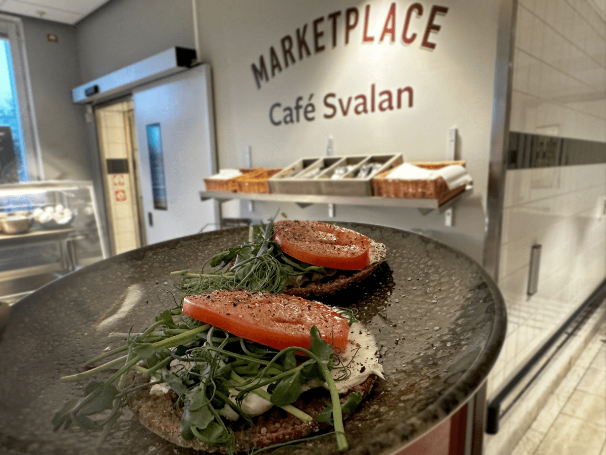 matiga smörgåsar på ett bord i Café Svalan