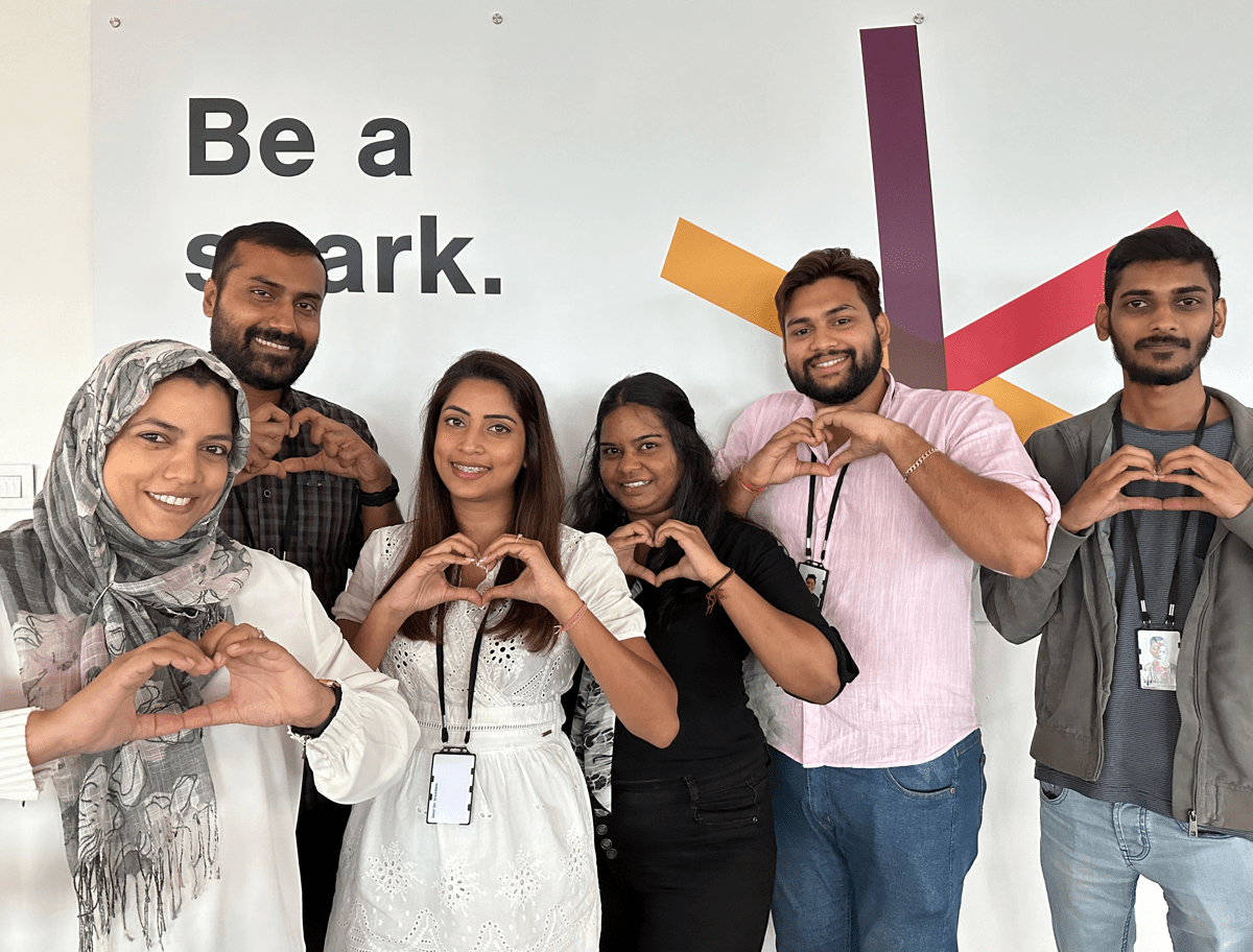 SD Worx colleagues making hearts