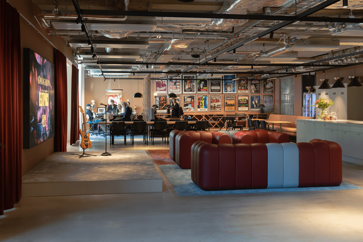 Live Nations lounge med scen och lunchdel