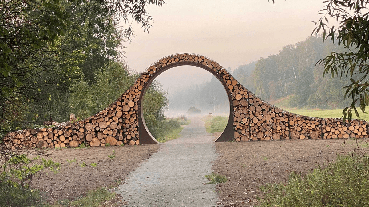 En tunnel gjord av trädstammar